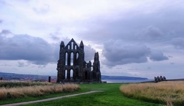 Whitby Abbey 'nin silueti gri gökyüzünün altında Whitby, Kuzey Yorkshire, İngiltere' de