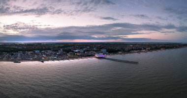 Felixstowe, Suffolk, İngiltere 'de alacakaranlıkta iskele manzarası.