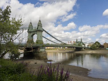 Hammersmith Köprüsü, İngiltere 'nin Batı Londra kentinde Thames Nehri' nin güney kıyısından izlendi.