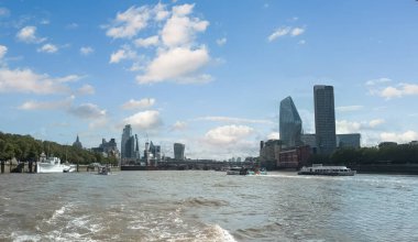 Londra, İngiltere 'deki Thames Nehri' nin silueti.