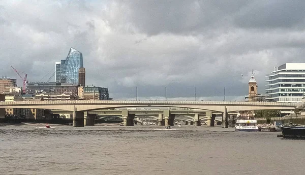 ロンドン イギリスのテムズ川にまたがる多くの橋 — ストック写真
