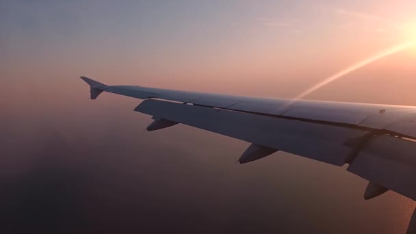 Видео Захода Солнца Крылом Самолета Подходе Международному Аэропорту Луга Мальте — стоковое видео