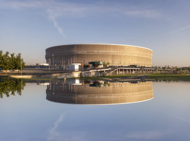 Polonya 'nın Wroclaw kenar mahallelerinde Stadyum Wrocaw' un yansımaları