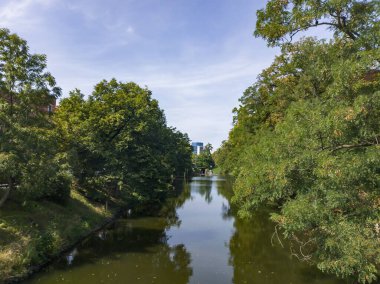Polonya 'nın Wroclaw kentindeki eski şehir hendeğinin bir bölümü (Fosa Miejska)