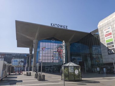 Polonya, Katowice 'deki tren istasyonunun girişi.