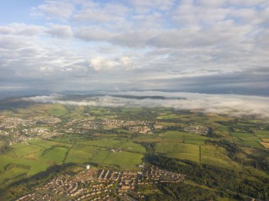 Glasgow, İskoçya 'nın dışındaki tepelerin üzerindeki sabah sisinin hava görüntüsü.