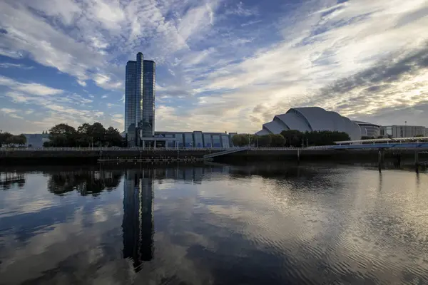 Glasgow, İskoçya 'nın merkezindeki Clyde Rıhtımı üzerinde gün doğumu