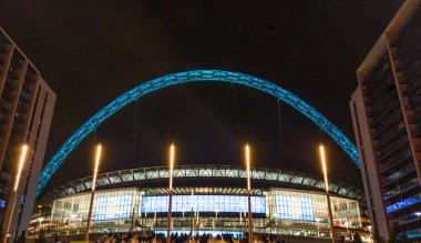 Londra 'daki Wembley Stadyumu' nun ışıklandırılmış kemeri.