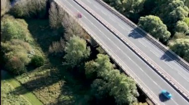 Suffolk, İngiltere 'de Stowmarket yakınlarındaki A14 ve A1308 boyunca hareket eden trafiğin hızı 4k.