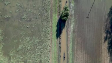 Stowmarket, Suffolk, İngiltere yakınlarındaki sel basmış Nehir Gipping 'in 4K hava görüntüsü.