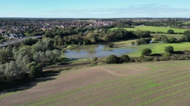 Stowmarket, Suffolk, İngiltere yakınlarındaki bir sel alanının 4K hava görüntüsü.
