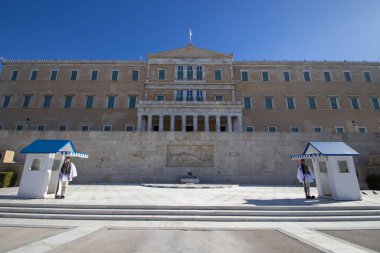 Sintagma Meydanı, Atina, Yunanistan 'daki Meçhul Asker Mezarı' nın yanındaki Cumhurbaşkanlığı Muhafızları.