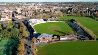 Worcester, Worcestershire, İngiltere 'deki New Road kriket sahasının 4k hava görüntüsü.