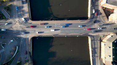 Worcestershire, İngiltere 'deki Worcester Köprüsü' nü geçerken 4k hava görüntüsü doğrudan trafiğe bakıyor.