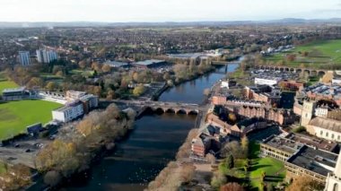 Worcester, Worcestershire, İngiltere 'deki Severn Nehri' nin 4k hava görüntüsü.