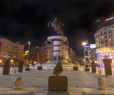 Kuzey Makedonya 'nın Üsküp kentindeki Makedonya Meydanı' nda gece vakti Büyük İskender 'in heykeli