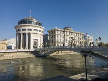Kuzey Makedonya 'nın Üsküp kentindeki Vardar Nehri' ni kapsayan Sanat Köprüsü