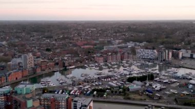 Ipswich, Suffolk, İngiltere 'deki yat limanının 4k drone görüntüleri.