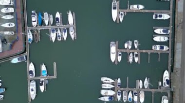 Ipswich, Suffolk, İngiltere 'deki Islak Rıhtım' ın 4k drone görüntüleri.