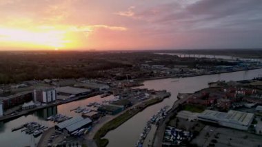 Ipswich, Suffolk, İngiltere 'deki Islak Rıhtım' ın güneş doğarken 4k drone görüntüleri.