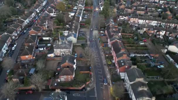 Antenn Syn Trafik Som Passerar Genom Ett Bostadsområde Ipswich Suffolk — Stockvideo