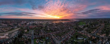 Ipswich, Suffolk, İngiltere 'deki Islak Rıhtım' ın gündoğumunda çekilmiş bir fotoğrafı.