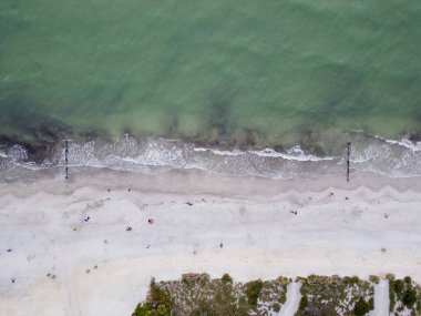 Florida, ABD 'deki Madeira Sahili' nin beyaz kumlarında dalgalar kopuyor.