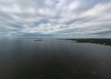 Florida, ABD 'de Tampa' nın kuzeyindeki bulutların ve denizin hava görüntüsü.