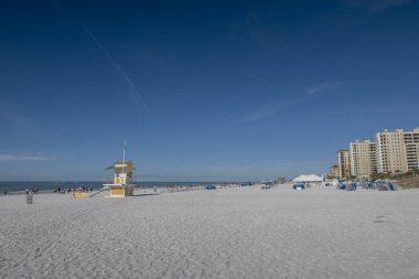Clearwater, Florida, ABD 'deki beyaz kumlu plaj.