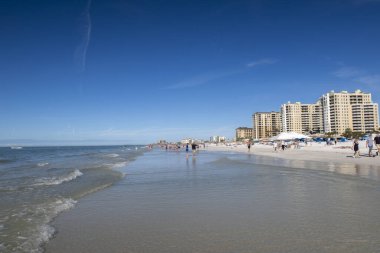Clearwater, Florida, ABD 'deki beyaz kumlu plaj.