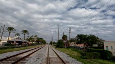 Florida, ABD 'deki Delray Sahili' nden geçen tren raylarının 4K videosu.