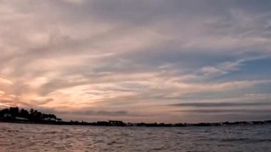 ABD 'nin Florida Boynton Sahili' ndeki Boynton Körfezi 'nde günbatımının 4k zamanı.