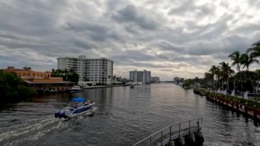 ABD 'nin Florida eyaletindeki Delray Sahili' nde nehir boyunca 4K video görüntüsü.