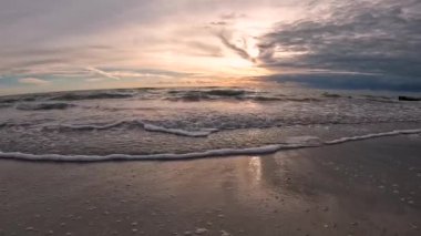 St. Petersburg, Florida, ABD yakınlarındaki Madeira Plajı 'nda günbatımında 4K görüntü.