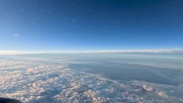 Timelapse Olhando Para Fora Uma Aeronave Voando Acima Das Nuvens — Vídeo de Stock