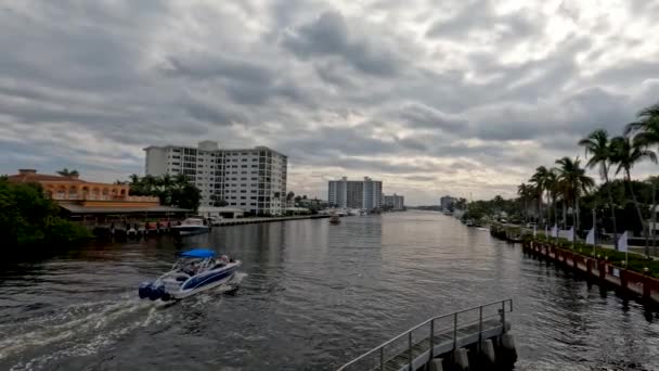 フロリダ州デレイビーチの川沿いを眺める4Kビデオ — ストック動画