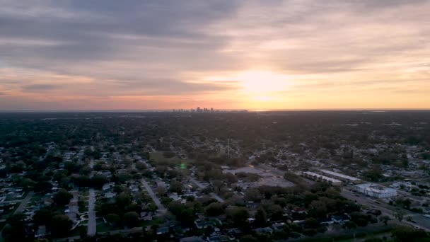 Záběry Dronů Vycházejícího Slunce Nad Rezidenční Oblastí Petrohradu Florida Usa — Stock video