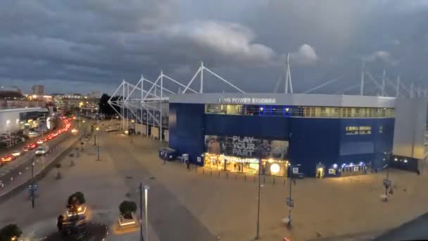 英国レスターでの試合前にキングパワースタジアムに到着する群衆の4Kタイムラプス — ストック動画