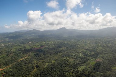 Dominica 'nın kırsal kesimindeki yoğun bitki örtüsünün havadan görünüşü