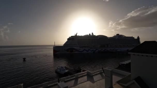 ドミニカのローズーの日没で港を出発するクルーズ船の4Kタイムラプス — ストック動画