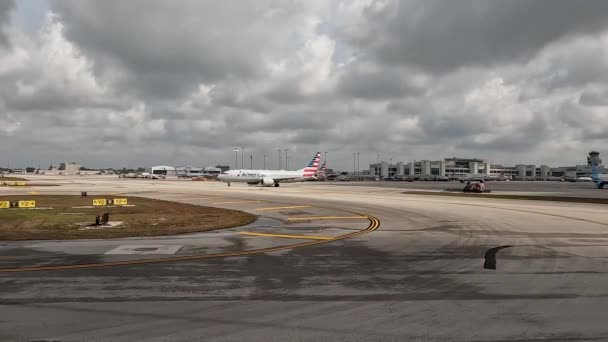 Video Avión American Eagle Aeropuerto Internacional Miami Florida — Vídeo de stock