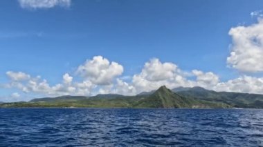 Karayip adası Dominica 'nın uzak kıyı şeridinin 4k videosu