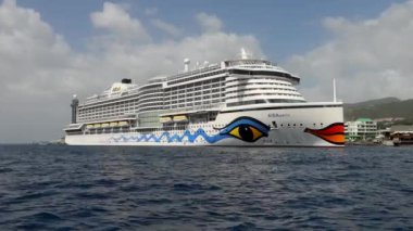 Dominica Roseau 'ya yanaşan bir yolcu gemisinin 4K videosu.