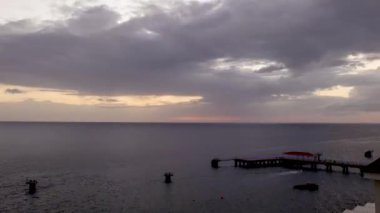 Roseau, Dominica 'daki rıhtımların üzerinde güneşin batışının 4k zamanı