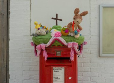 Claydon, Suffolk, İngiltere 'de Paskalya temalı bir posta kutusu.
