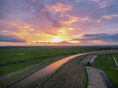 Herringfleet, Suffolk, İngiltere 'de Waveney Nehri üzerinde muhteşem bir günbatımı.