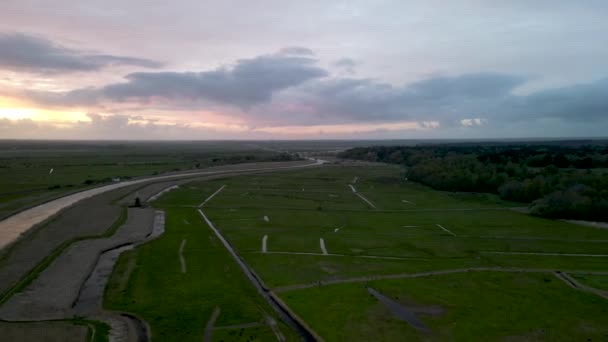 Drohnenaufnahmen Eines Spektakulären Sonnenuntergangs Über Dem Fluss Waveney Bei Heringfleet — Stockvideo
