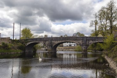 Kendal, Cumbria, İngiltere 'deki Kent Nehri' ni kapsayan Miller Köprüsü.