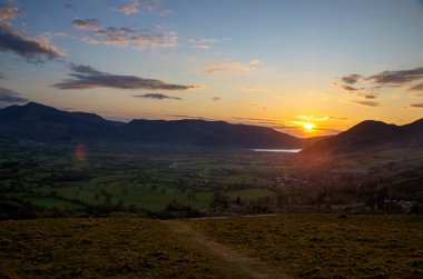 Cumbria, İngiltere 'de Keswick' e bakan tepelerin arkasında gün doğumu