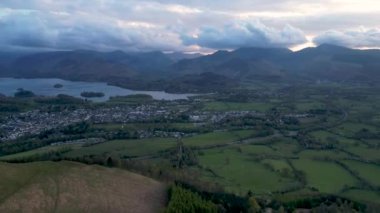 Cumbria, İngiltere 'de Keswick ve Derwentwater' ın 4K hava görüntüleri.